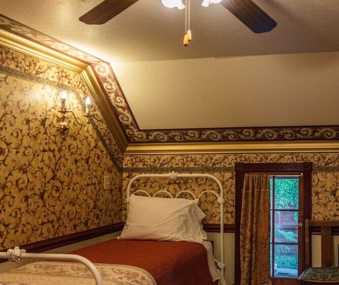 Семейный Номер Совместный Санузел, Frisco Lodge