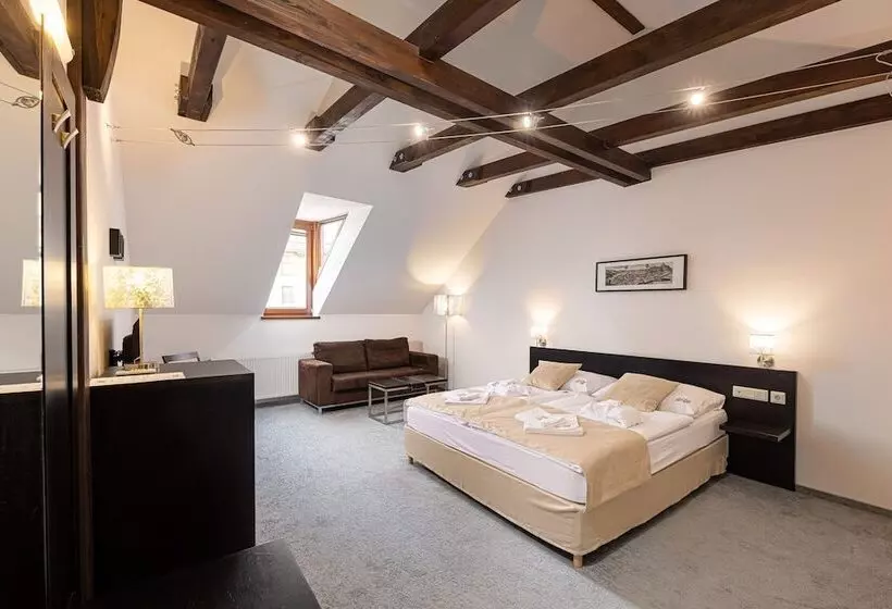 اتاق کلاس بیزنس, Bazilika Alatt Panzió