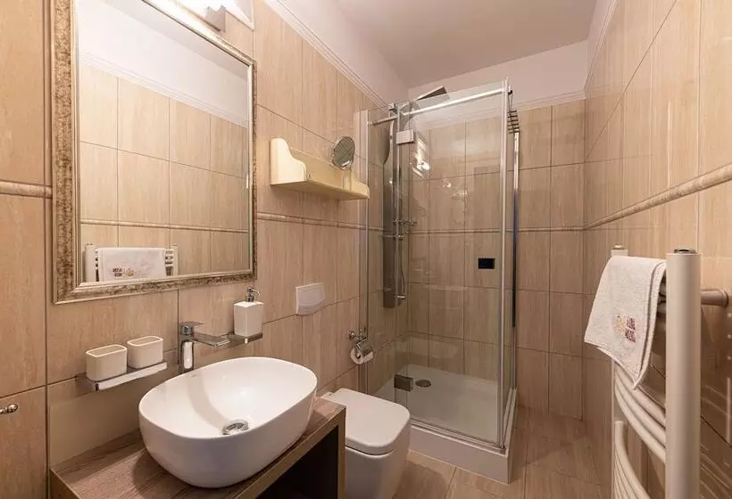 اتاق کلاس بیزنس, Bazilika Alatt Panzió