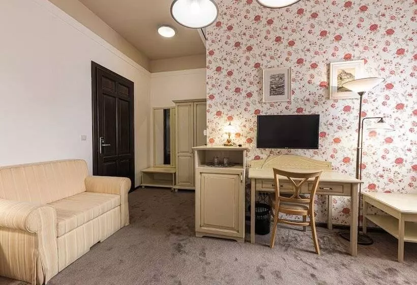 اتاق کلاس بیزنس, Bazilika Alatt Panzió