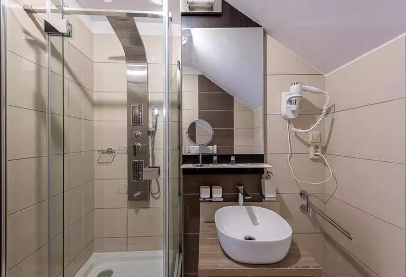 اتاق لوکس, Bazilika Alatt Panzió