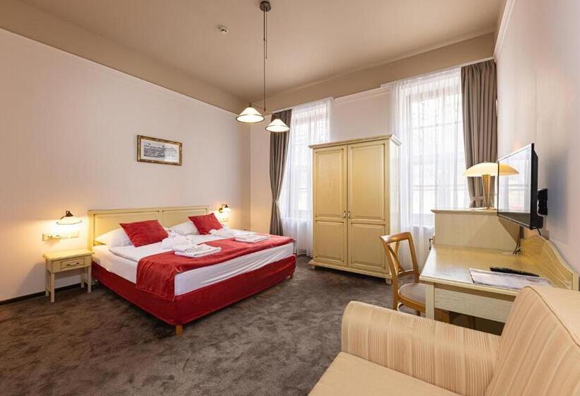 身障者適用キングサイズベッドルーム, Bazilika Alatt Panzió