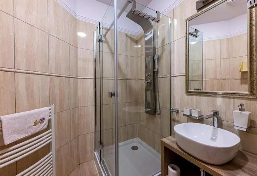 اتاق لوکس, Bazilika Alatt Panzió