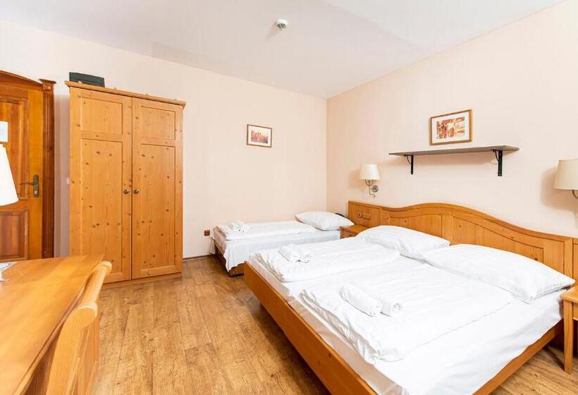 חדר סטנדרט לשלושה, Gastland M1 Hotel & Conference Center