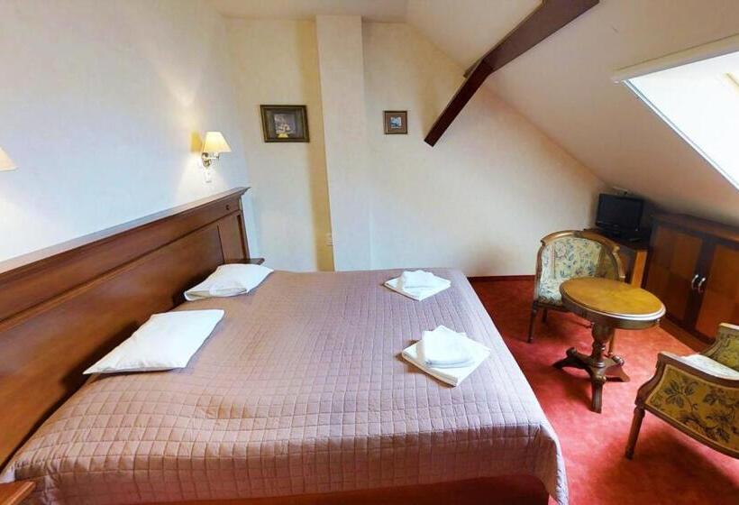 חדר משפחתי דלוקס, Nelson