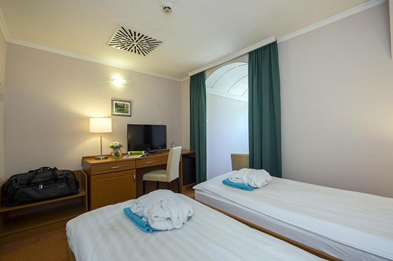 Номер Стандарт, Old Lake Golf