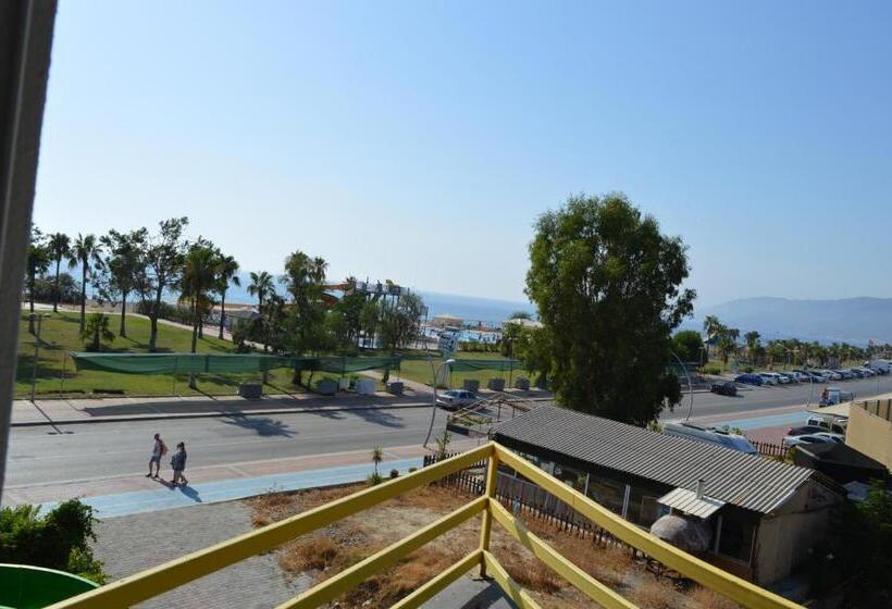 اتاق استاندارد چهار تخته با چشم‌انداز دریا, Bülent Kocabaş Selinus Beach Club