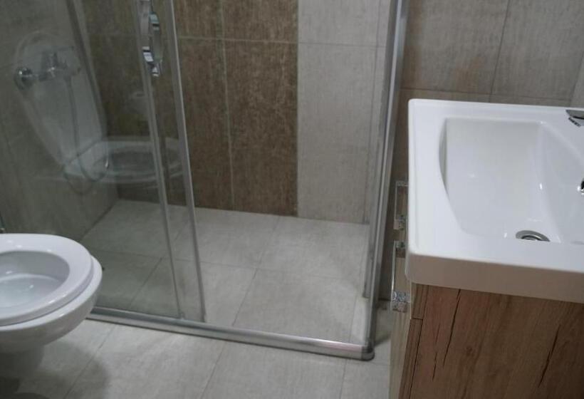 اتاق خانوادگی, Bülent Kocabaş Selinus Beach Club