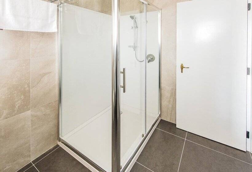 סטודיו סופריור, Burwood Motel