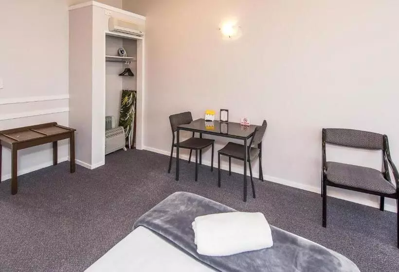 استودیوی سوپریور, Burwood Motel