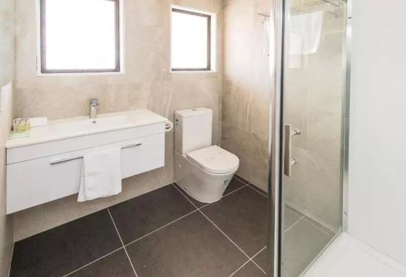 استودیوی سوپریور, Burwood Motel