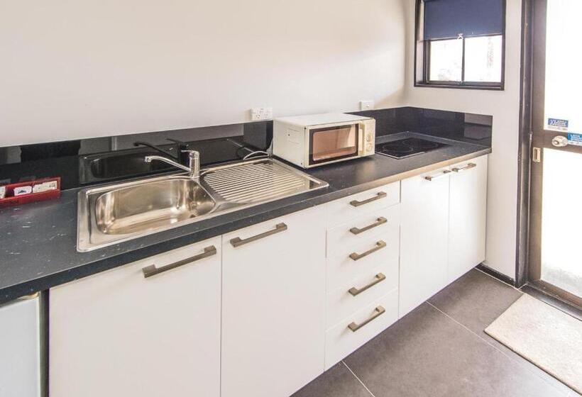 סטודיו סופריור, Burwood Motel