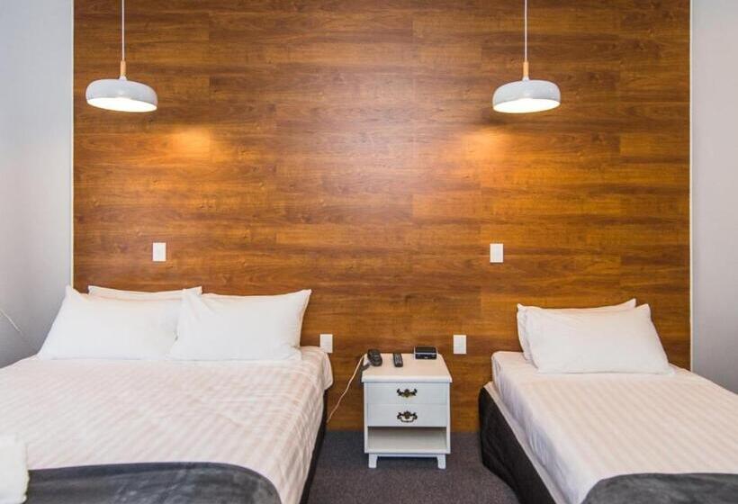 סטודיו סופריור, Burwood Motel