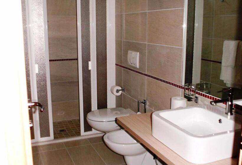 四人标准间, Capitol