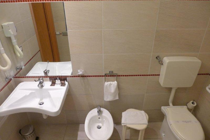 חדר סטנדרט מותאם לאדם עם מוגבלויות, Capitol