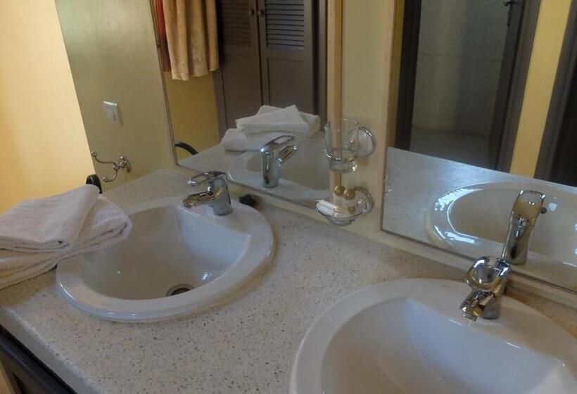 标准间, Les Cyprès