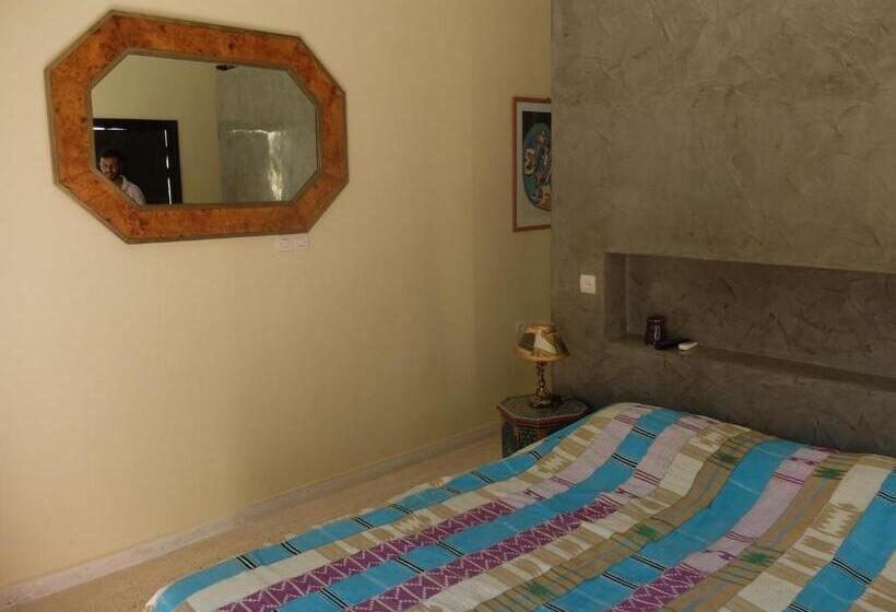 标准间, Les Cyprès