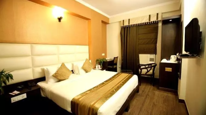 اتاق سوپریور با تخت بزرگ, Rousha Inn
