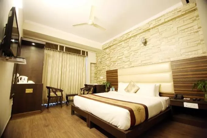 اتاق سوپریور با تخت بزرگ, Rousha Inn