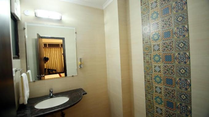 Superior Szoba King Size Bed, Rousha Inn Ghaziabad