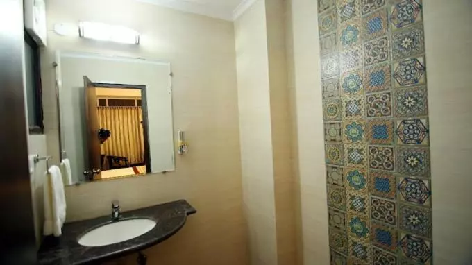 اتاق سوپریور با تخت بزرگ, Rousha Inn