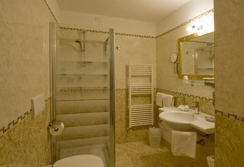 غرفة دور أخير, Borgo Dei Poeti Romantik Wellness & Spa