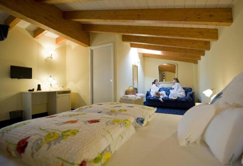 غرفة دور أخير, Borgo Dei Poeti Romantik Wellness & Spa