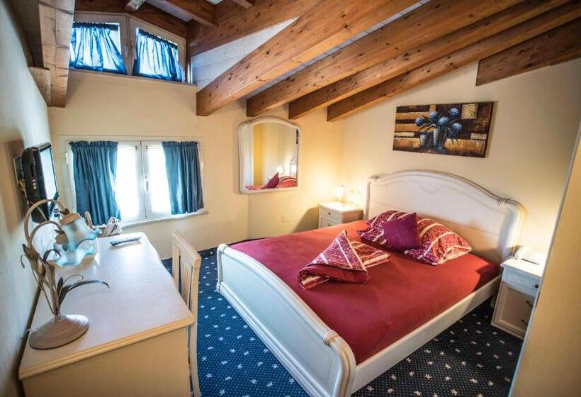 غرفة دور أخير, Borgo Dei Poeti Romantik Wellness & Spa