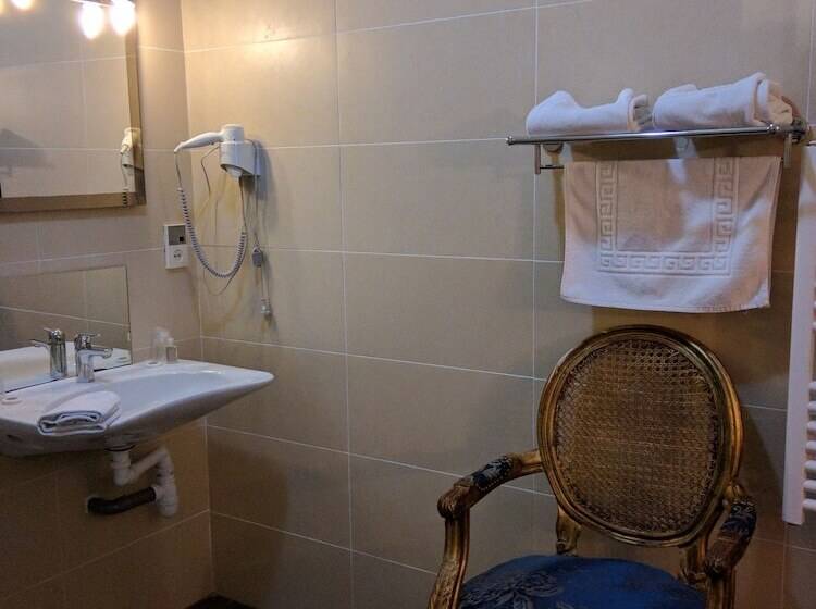 스탠다드 룸, Fleur De Lys