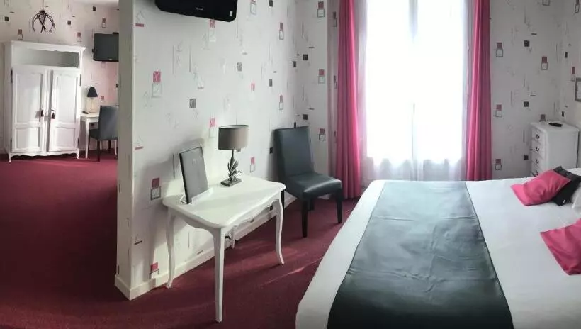 اتاق استاندارد سه تخته با بالکن, Hôtel Restaurant Le Grillon