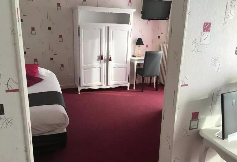 اتاق استاندارد سه تخته با بالکن, Hôtel Restaurant Le Grillon