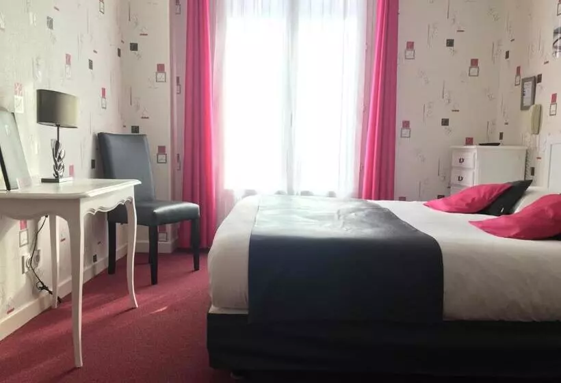 اتاق استاندارد سه تخته با بالکن, Hôtel Restaurant Le Grillon