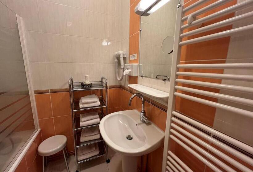 חדר סטנדרט לארבעה, Hôtel Restaurant Le Grillon