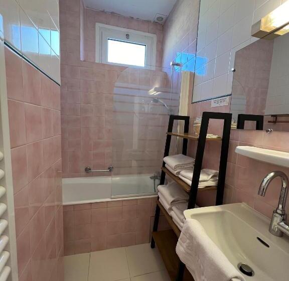 חדר משפחתי, Hôtel Restaurant Le Grillon