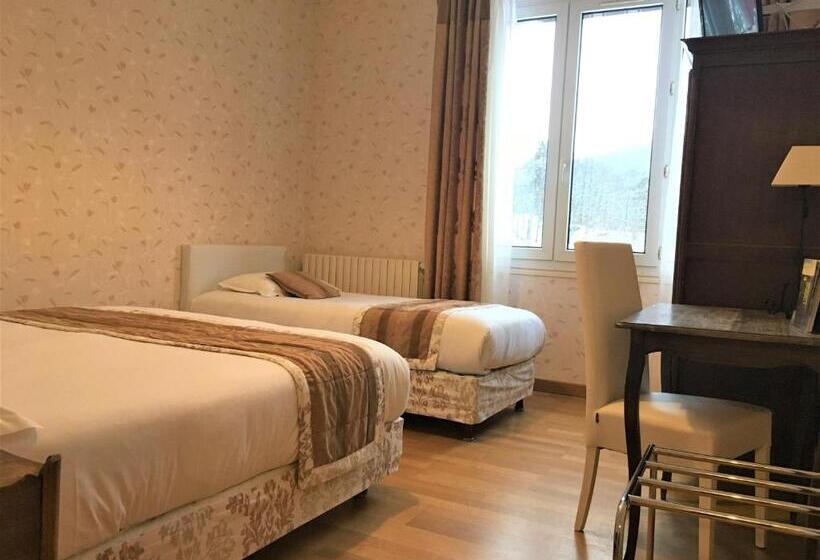 חדר משפחתי, Hôtel Restaurant Le Grillon