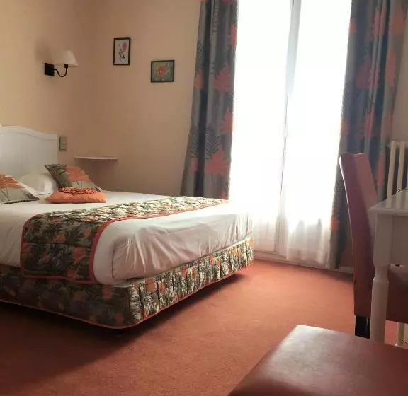 اتاق استاندارد با بالکن, Hôtel Restaurant Le Grillon