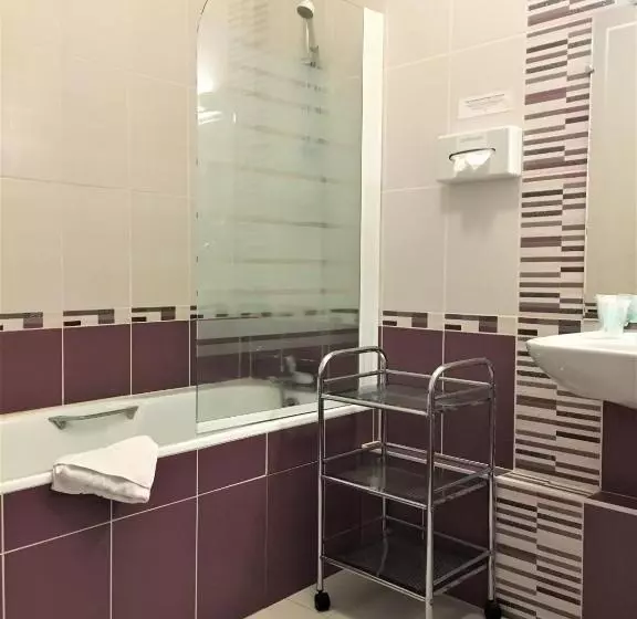 اتاق استاندارد با بالکن, Hôtel Restaurant Le Grillon