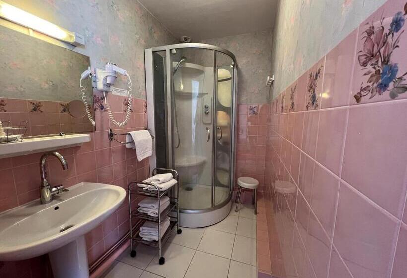 Трежместный Номер Economy, Hôtel Restaurant Le Grillon