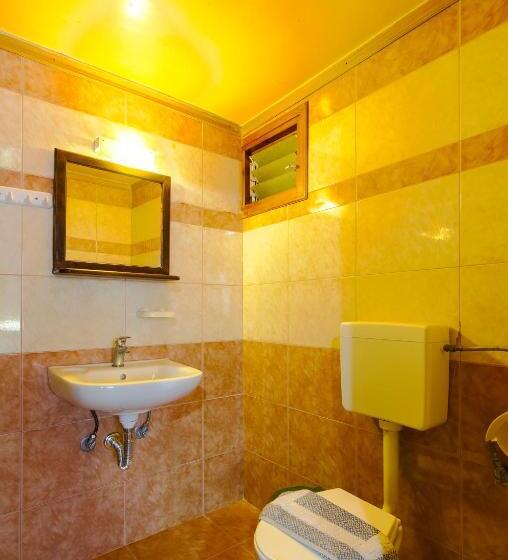 غرفة عائلية, Keramos