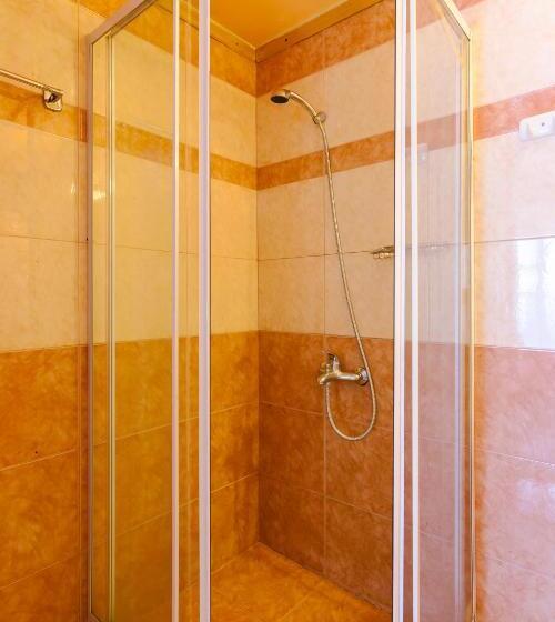 غرفة عائلية, Keramos