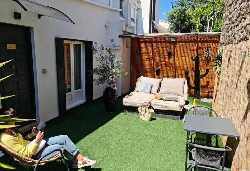 带露台的小型套房, Le C Boutique Hôtel