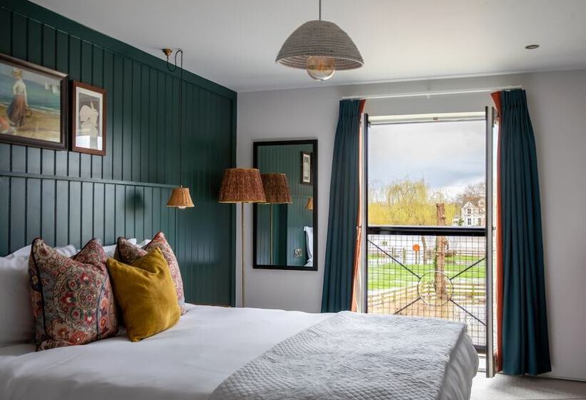 Номер Стандарт, The Bridge