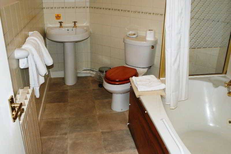 חדר משפחתי, The Station Apart