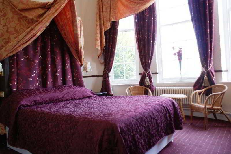 חדר משפחתי, The Station Apart