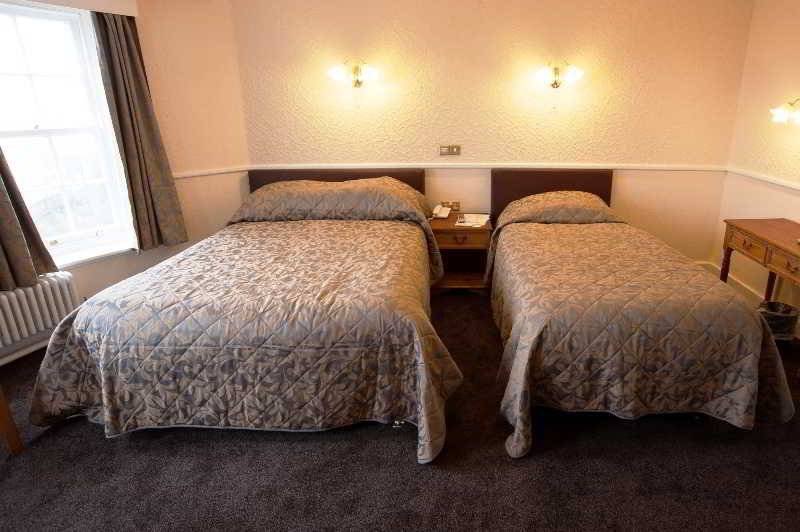 חדר משפחתי, The Station Apart