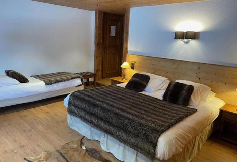 Трехместный Номер Стандарт Вид на Бассейн, Les Chalets De La Serraz