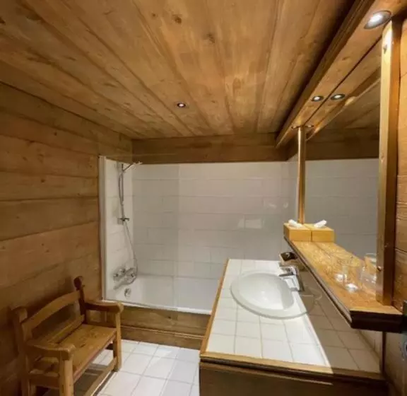 اتاق استاندارد سه تخته با چشم‌انداز استخر, Les Chalets De La Serraz