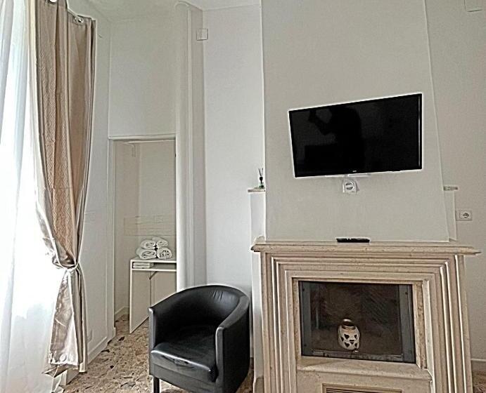 バス共有のスタンダードルーム, Pit Stop Ciampino Station