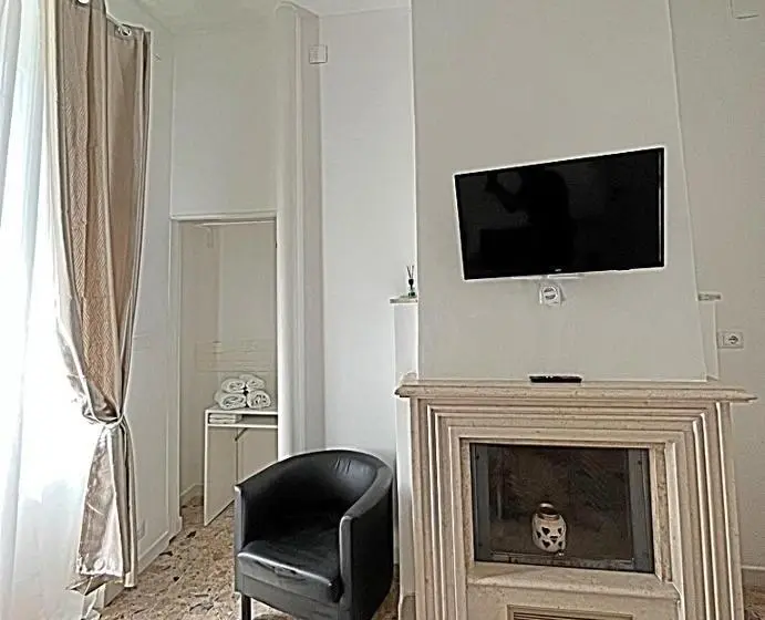 اتاق استاندارد با سرویس بهداشتی مشترک, Pit Stop Ciampino Station