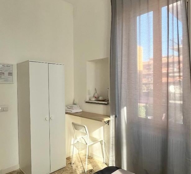 Quarto Estandar Individual Banheiro Compartilhado, Pit Stop Ciampino Station